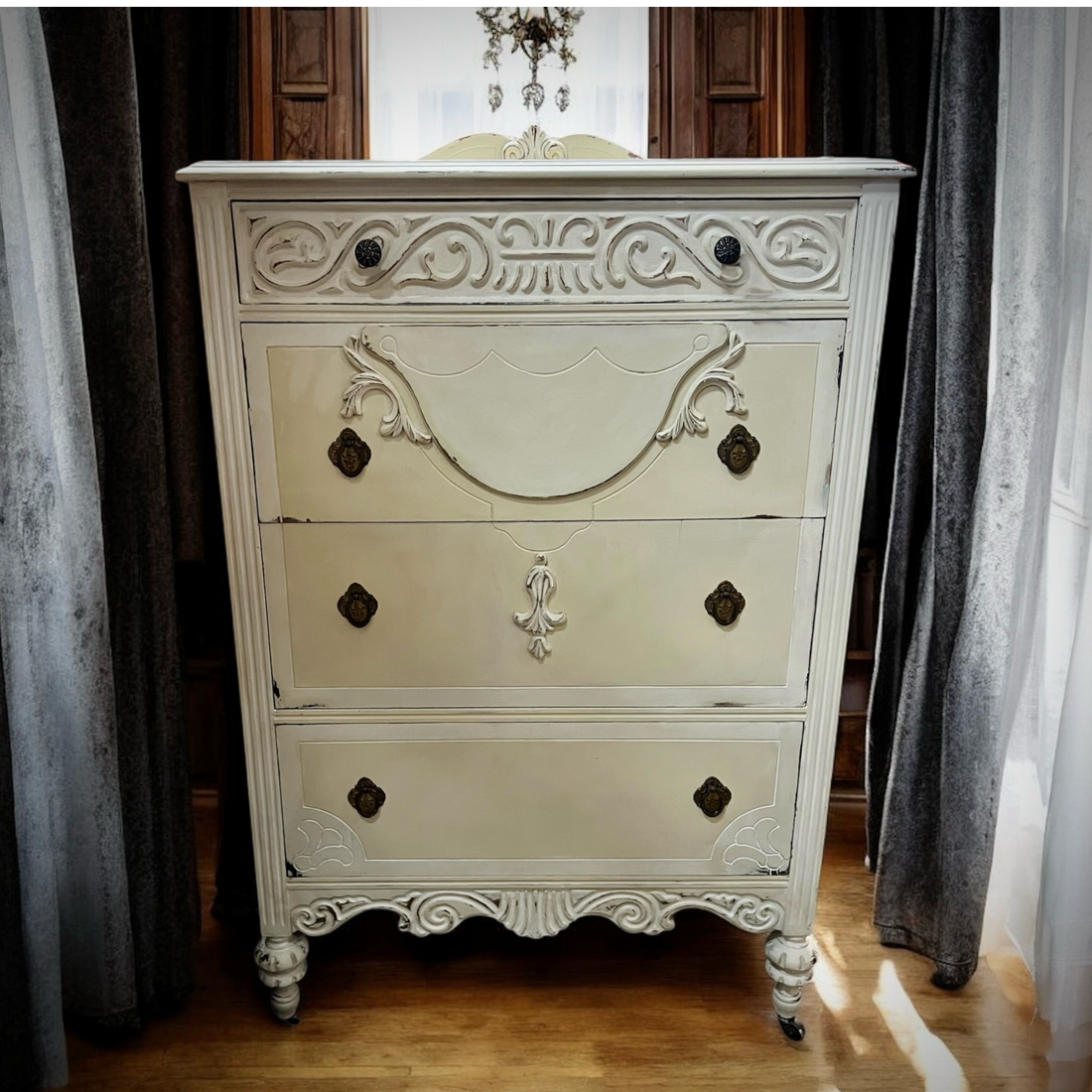 Classic.Elegance. - Antique Chest of Drawers